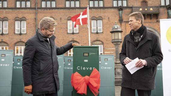 Overborgmester i Københavns Kommune Frank Jensen (tv) og administrerende direktør i SEAS-NVE, Jesper Hjulmand (th) hilser på en af de nye ladestandere fra Clever.